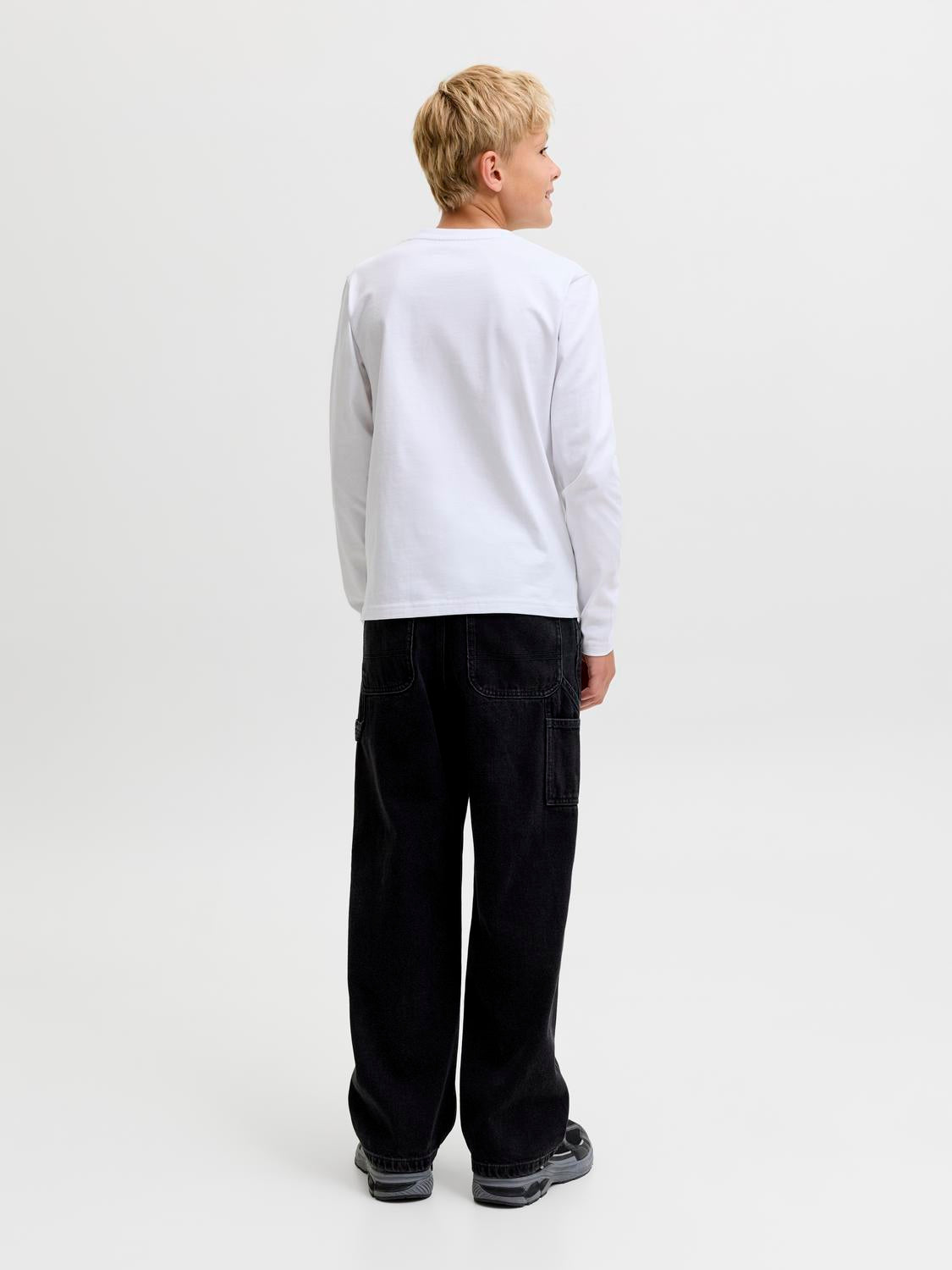 model_shot-back